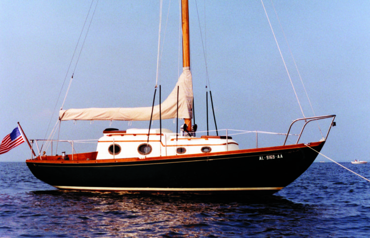 After Paul’s ministrations, Magnolia cut a rather different profile than in her former incarnation. The name reflects her colors — green hull and creamy-white cabin trunk